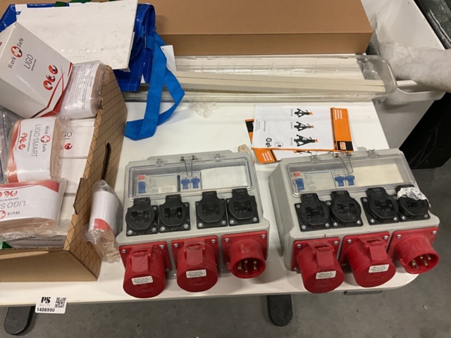 1406990-3 Allt på bordet