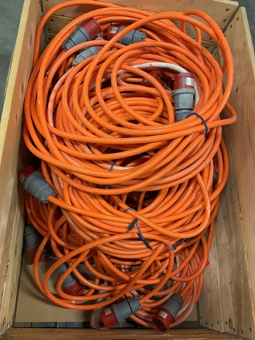 1406998-9 Lot with 3-phase cable 32A