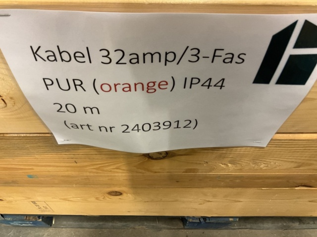 1406998-10 Lot with 3-phase cable 32A