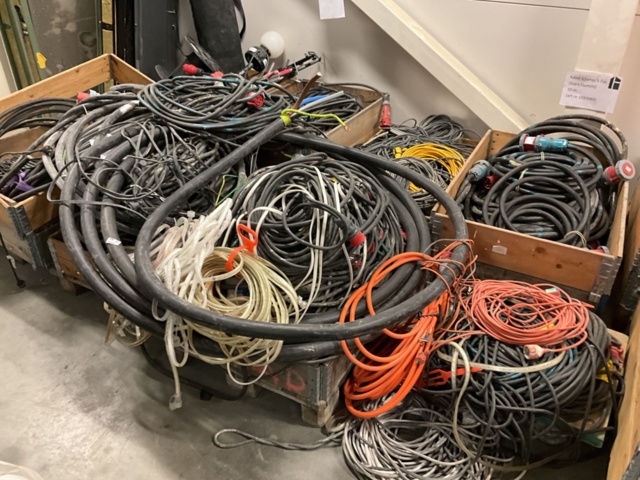 1407023-1 Större parti med kablar