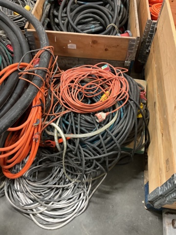 1407023-2 Större parti med kablar