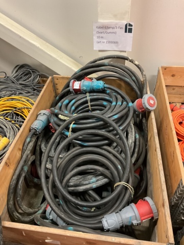 1407023-3 Större parti med kablar