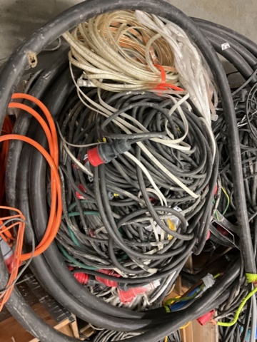 1407023-4 Större parti med kablar