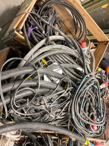 1407023-5 Större parti med kablar