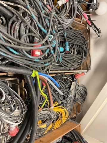 1407023-6 Större parti med kablar