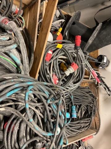 1407023-7 Större parti med kablar