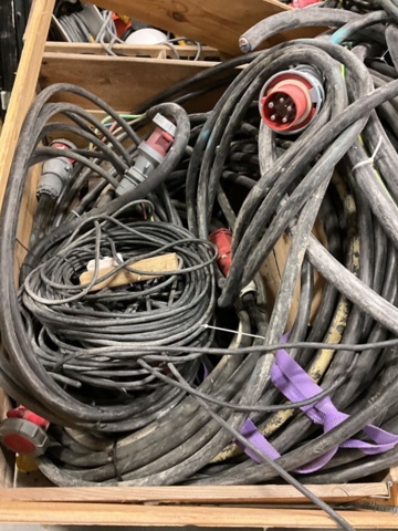 1407023-8 Större parti med kablar