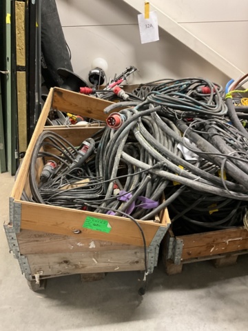 1407023-10 Större parti med kablar