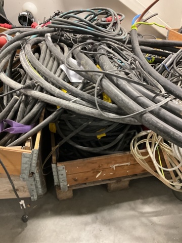 1407023-11 Större parti med kablar