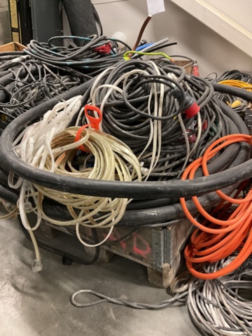 1407023-12 Större parti med kablar