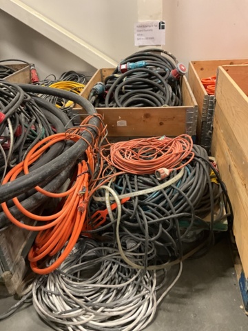 1407023-13 Större parti med kablar