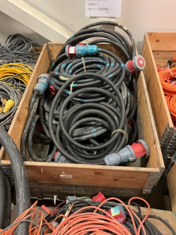 1407023-14 Större parti med kablar