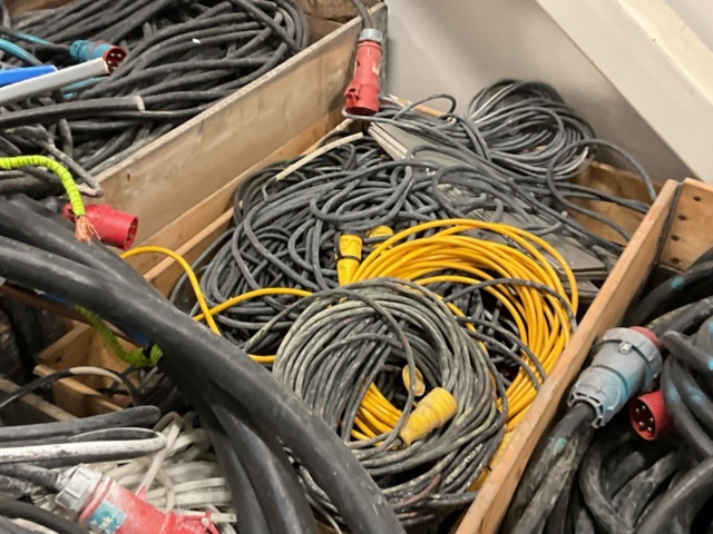 1407023-15 Större parti med kablar