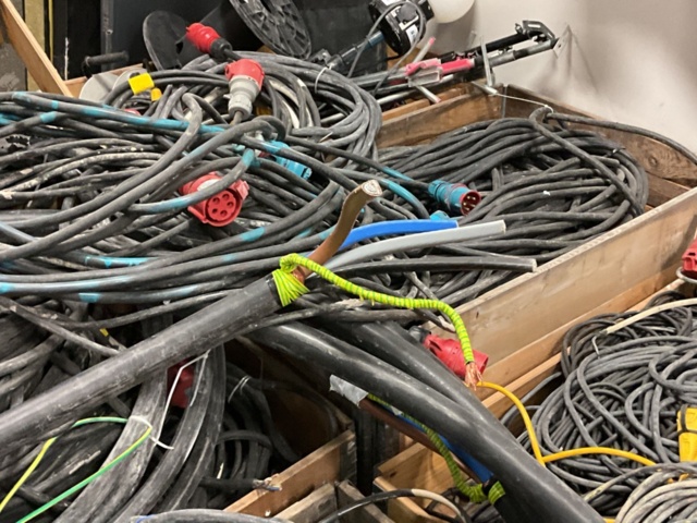 1407023-16 Större parti med kablar