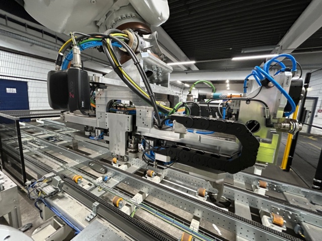 1056746-11 Robotcell för lyft och palläggning av batterimoduler – ABB / Siemens