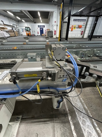 1056746-19 Robotcell för lyft och palläggning av batterimoduler – ABB / Siemens