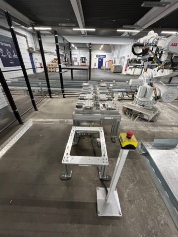 1056746-17 Robotcell för lyft och palläggning av batterimoduler – ABB / Siemens