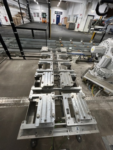 1056746-25 Robotcell för lyft och palläggning av batterimoduler – ABB / Siemens