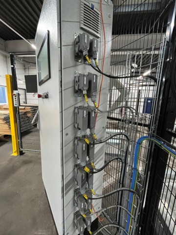 1056746-30 Robotcell för lyft och palläggning av batterimoduler – ABB / Siemens