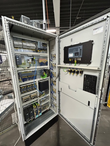 1056746-32 Robotcell för lyft och palläggning av batterimoduler – ABB / Siemens