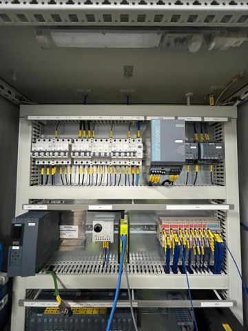 1056746-33 Robotcell för lyft och palläggning av batterimoduler – ABB / Siemens