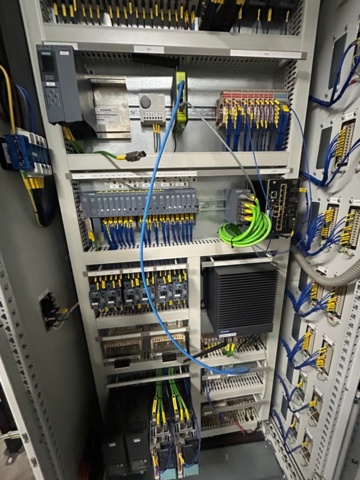 1056746-36 Robotcell för lyft och palläggning av batterimoduler – ABB / Siemens