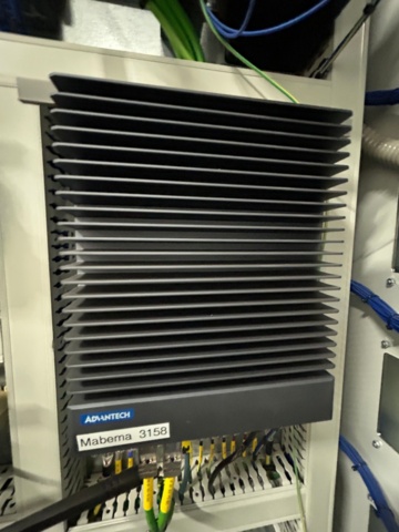 1056746-37 Robotcell för lyft och palläggning av batterimoduler – ABB / Siemens