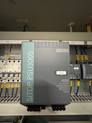 1056746-38 Robotcell för lyft och palläggning av batterimoduler – ABB / Siemens