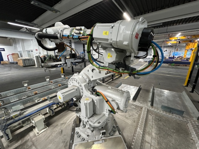 1056746-6 Robotcell för lyft och palläggning av batterimoduler – ABB / Siemens