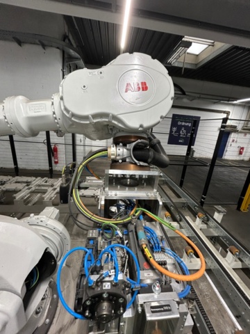 1056746-10 Robotcell för lyft och palläggning av batterimoduler – ABB / Siemens