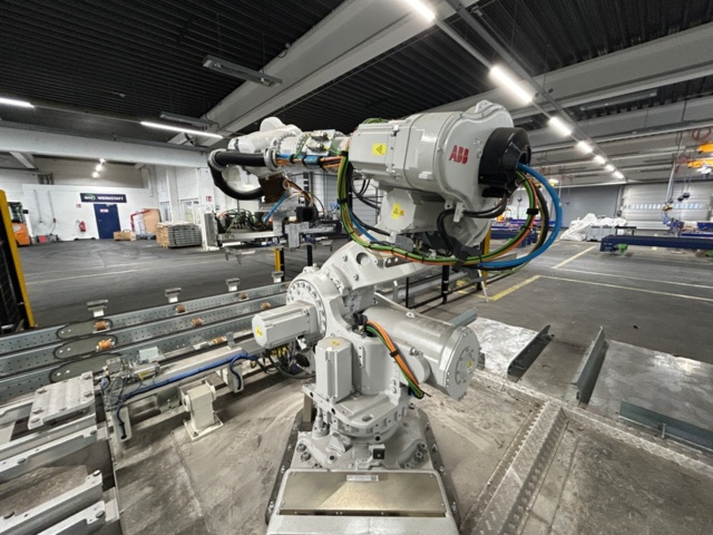 1056746-7 Robotcell för lyft och palläggning av batterimoduler – ABB / Siemens