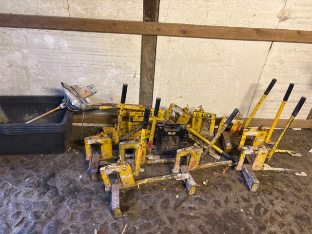 1389112-1 Tegelkapar i varierande skick 12st