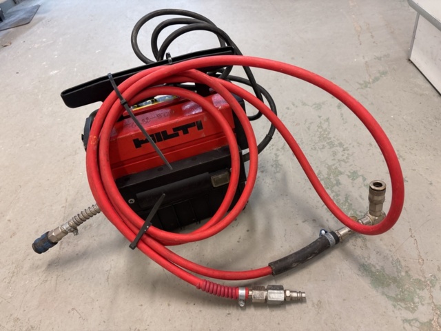 1408587-2 Vacuum pump Hilti DD-VP4.5 and two reciprocating saws from Milwaukee