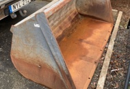 1407195 Bucket trim attachment