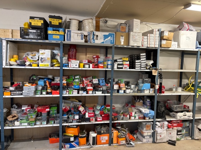 1389121-1 6 sektioner lagerhylla med infästningsmaterial