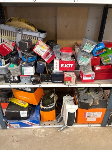 1389121-4 6 sektioner lagerhylla med infästningsmaterial