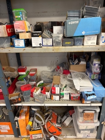 1389121-7 6 sektioner lagerhylla med infästningsmaterial