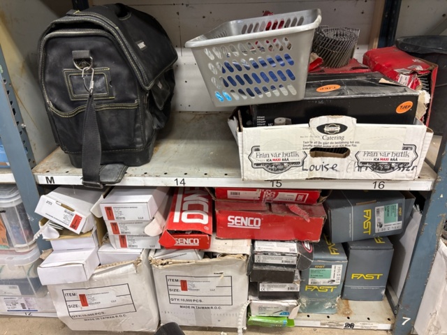 1389121-8 6 sektioner lagerhylla med infästningsmaterial