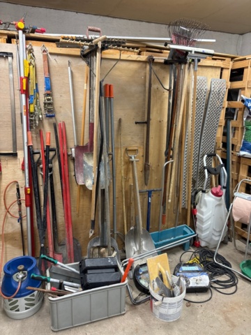 1389123-1 Blandade trädgårdsredskap, körramper, snökedjor