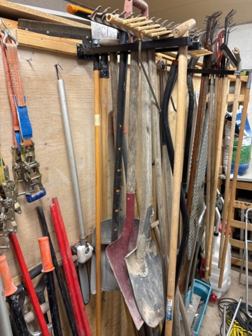 1389123-2 Blandade trädgårdsredskap, körramper, snökedjor