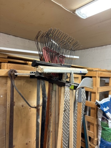 1389123-3 Blandade trädgårdsredskap, körramper, snökedjor