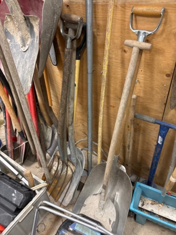 1389123-4 Blandade trädgårdsredskap, körramper, snökedjor