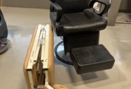 1420408 Frisörstol och massagebänk