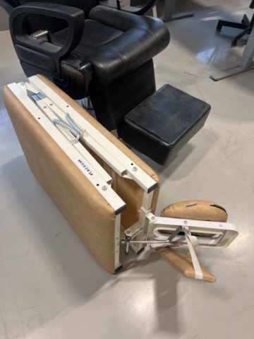1420408-2 Frisörstol och massagebänk