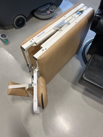 1420408-3 Frisörstol och massagebänk