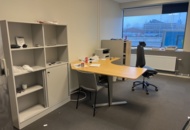 1420409 Kontorsinredning - Skrivbord, skärm, skrivare, m.m.