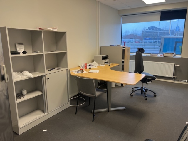 1420409-1 Kontorsinredning - Skrivbord, skärm, skrivare, m.m.