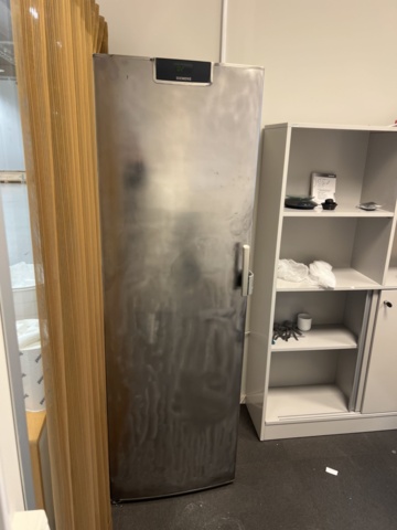 1420409-2 Kontorsinredning - Skrivbord, skärm, skrivare, m.m.