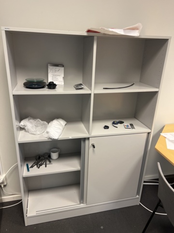 1420409-3 Kontorsinredning - Skrivbord, skärm, skrivare, m.m.