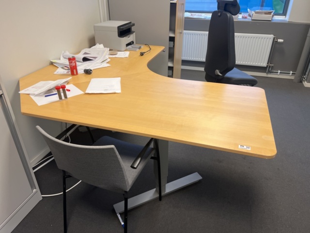 1420409-4 Kontorsinredning - Skrivbord, skärm, skrivare, m.m.